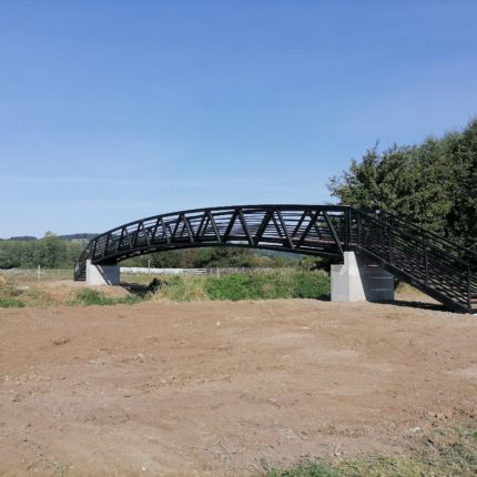 La passerelle montée avec ses deux escaliers